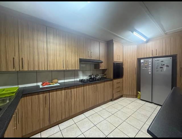 5 BEDROOM HOUSE FOR SALE IN VANDERBIJLPARK CW 5